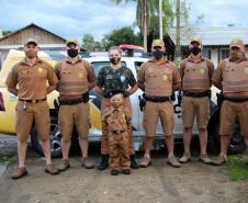 Menino admirador da PM recebe visita de policiais e ganha fardinha de presente de aniversário em Morretes (PR)