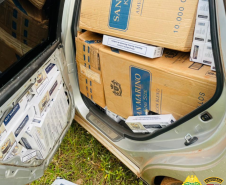 Motorista tenta fugir da PM, causa acidente e carro carregado com cigarros contrabandeados é apreendido no Noroeste do estado