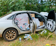 Motorista tenta fugir da PM, causa acidente e carro carregado com cigarros contrabandeados é apreendido no Noroeste do estado