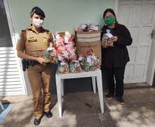 Batalhão da PM doa 270 kits com doces e chocolates para entidades que atendem crianças carentes da CIC, em Curitiba