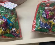 Batalhão da PM doa 270 kits com doces e chocolates para entidades que atendem crianças carentes da CIC, em Curitiba