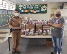 Batalhão da PM doa 270 kits com doces e chocolates para entidades que atendem crianças carentes da CIC, em Curitiba