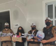 Policiais militares do BPTran entregam chocolates para instituições assistenciais em Curitiba