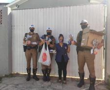 Policiais militares do BPTran entregam chocolates para instituições assistenciais em Curitiba