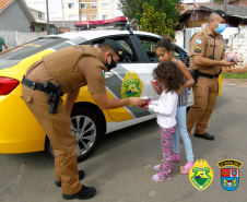 Batalhão da PM de Pinhais, na RMC, doa mais de mil kits de chocolates para crianças carentes