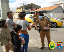 Batalhão da PM de Pinhais, na RMC, doa mais de mil kits de chocolates para crianças carentes