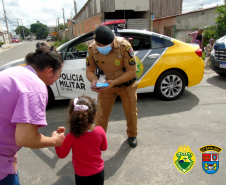 Batalhão da PM de Pinhais, na RMC, doa mais de mil kits de chocolates para crianças carentes