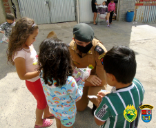 Batalhão da PM de Pinhais, na RMC, doa mais de mil kits de chocolates para crianças carentes