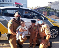 Policiais militares visitam e doam fardinha para pequeno fã da PM em Colombo, na RMC