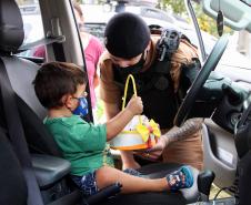 Polícia Militar faz surpresa e entrega fardinha para menino fã da Corporação em Pinhais, na RMC