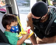 Polícia Militar faz surpresa e entrega fardinha para menino fã da Corporação em Pinhais, na RMC