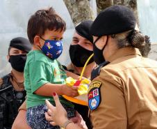 Polícia Militar faz surpresa e entrega fardinha para menino fã da Corporação em Pinhais, na RMC