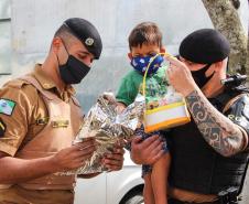 Polícia Militar faz surpresa e entrega fardinha para menino fã da Corporação em Pinhais, na RMC