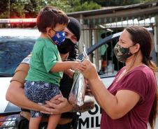 Polícia Militar faz surpresa e entrega fardinha para menino fã da Corporação em Pinhais, na RMC