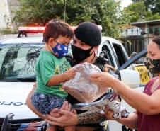 Polícia Militar faz surpresa e entrega fardinha para menino fã da Corporação em Pinhais, na RMC