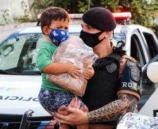 Polícia Militar faz surpresa e entrega fardinha para menino fã da Corporação em Pinhais, na RMC