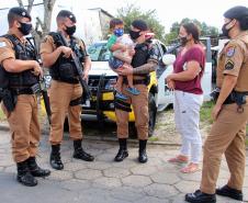 Polícia Militar faz surpresa e entrega fardinha para menino fã da Corporação em Pinhais, na RMC