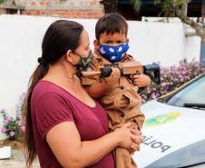 Polícia Militar faz surpresa e entrega fardinha para menino fã da Corporação em Pinhais, na RMC