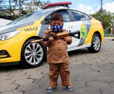 Polícia Militar faz surpresa e entrega fardinha para menino fã da Corporação em Pinhais, na RMC