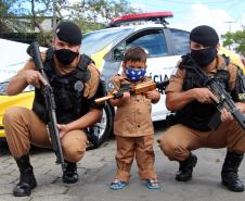 Polícia Militar faz surpresa e entrega fardinha para menino fã da Corporação em Pinhais, na RMC