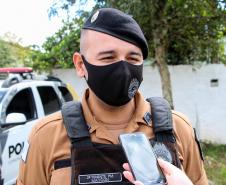 Polícia Militar faz surpresa e entrega fardinha para menino fã da Corporação em Pinhais, na RMC