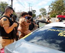 Polícia Militar faz surpresa e entrega fardinha para menino fã da Corporação em Pinhais, na RMC