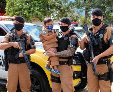 Polícia Militar faz surpresa e entrega fardinha para menino fã da Corporação em Pinhais, na RMC