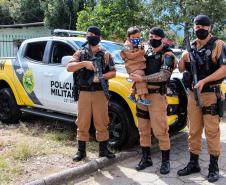 Polícia Militar faz surpresa e entrega fardinha para menino fã da Corporação em Pinhais, na RMC