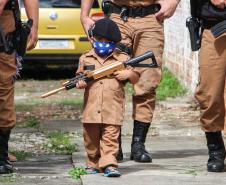 Polícia Militar faz surpresa e entrega fardinha para menino fã da Corporação em Pinhais, na RMC