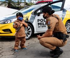 Polícia Militar faz surpresa e entrega fardinha para menino fã da Corporação em Pinhais, na RMC