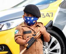 Polícia Militar faz surpresa e entrega fardinha para menino fã da Corporação em Pinhais, na RMC