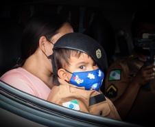 Polícia Militar faz surpresa e entrega fardinha para menino fã da Corporação em Pinhais, na RMC