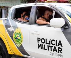 Polícia Militar faz surpresa e entrega fardinha para menino fã da Corporação em Pinhais, na RMC