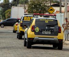 Polícia Militar faz surpresa e entrega fardinha para menino fã da Corporação em Pinhais, na RMC