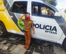 Policiais do BPTran visitam menino com Transtornos do Espectro Autista (TEA) em Curitiba