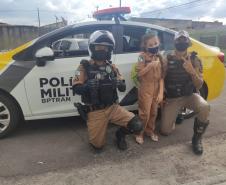 Policiais do BPTran visita fã da PM que faz tratamento contra leucemia e a presenteiam com fardinha em Curitiba (PR)