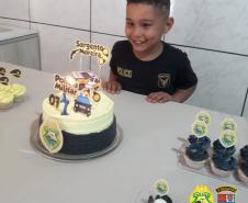 Em Maringá (PR), menino fã da PM recebe policiais na sua festa de aniversário