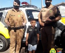 Em Maringá (PR), menino fã da PM recebe policiais na sua festa de aniversário