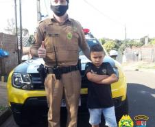 Em Maringá (PR), menino fã da PM recebe policiais na sua festa de aniversário