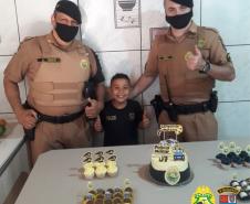Em Maringá (PR), menino fã da PM recebe policiais na sua festa de aniversário