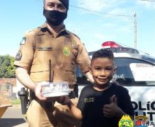 Em Maringá (PR), menino fã da PM recebe policiais na sua festa de aniversário