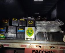 Policiais militares apreendem caminhão carregado com baterias contrabandeadas e maconha no Oeste do estado