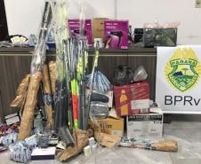 Em situações separadas, policiais rodoviários apreendem bebidas, materiais de pesca e eletrônicos ilegais, em Floresta e Foz do Iguaçu (PR)