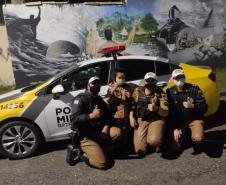 Policiais militares de Curitiba e de Pinhais se juntam e fazem surpresa para menina fã da PM