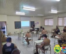 Tenente da PM ministra instrução de Primeira Intervenção em Crises na sede da 6ª Companhia Independente, em Ivaiporã (PR)