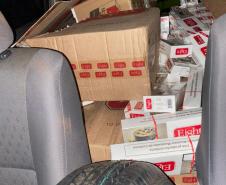 BPRv apreende carro carregado com 1,5 mil pacotes de cigarros e 50 pneus contrabandeados no Oeste do estado