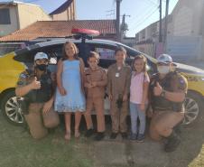 Policiais do BPTran participam de festa de aniversário de irmãos fãs da PM em Curitiba