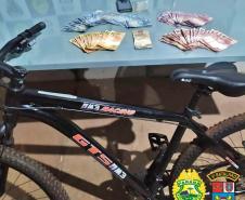 PM prende três pessoas e apreendem diversas porções de drogas, dinheiro e uma bicicleta no Noroeste do estado