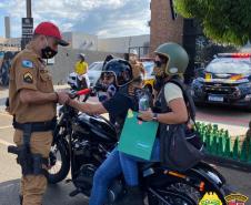 Batalhões da PM participam de campanha de arrecadação de alimentos como marco do início do Maio Amarelo, em Londrina