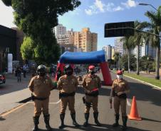 Batalhões da PM participam de campanha de arrecadação de alimentos como marco do início do Maio Amarelo, em Londrina